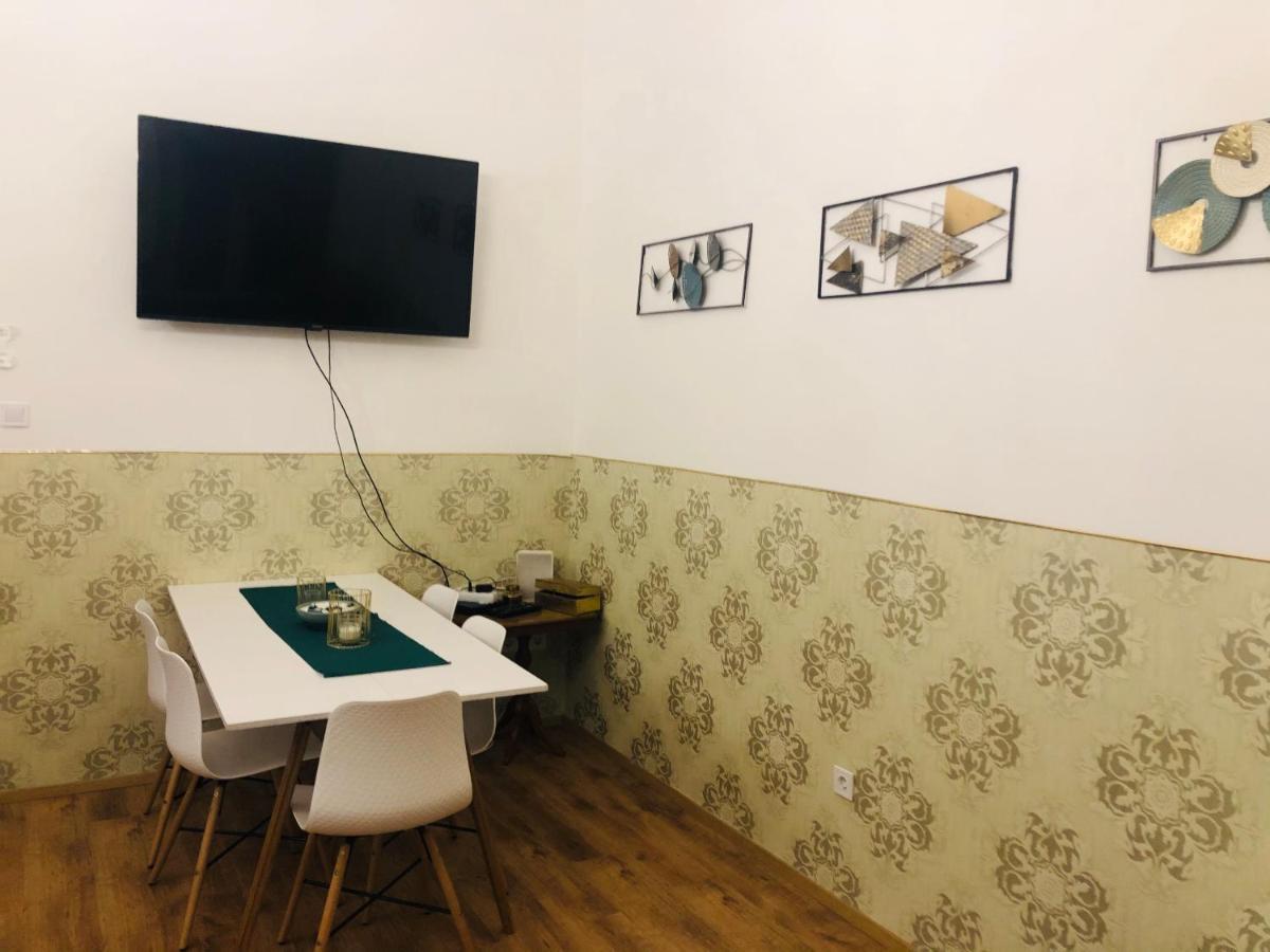 Modern Classic On Kiraly Apartman